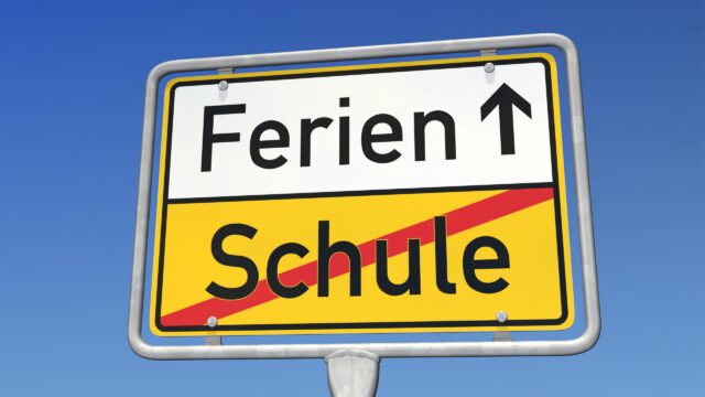 Ferien Schule Schulferien Sommer Sommerferien Ferienzeit schulfrei Ferienbeginn Unterricht Schild Illustration Text Beginn Aufschrift Buchstaben Tafel Uni Winterferien Himmel blau Herbstferien Sonne Wort Grafik abstrakt Symbol Symbolbild Tafel Ortsschild Grundschule Gymnasium Hauptschule symbolisch Hintergrund Verkehrsschild Hinweis heiß Hitze