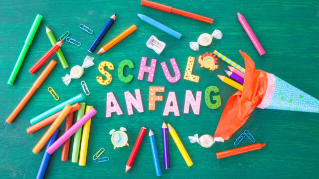 Hintergrund zum Schulanfang mit gut gefuellter Schultuete